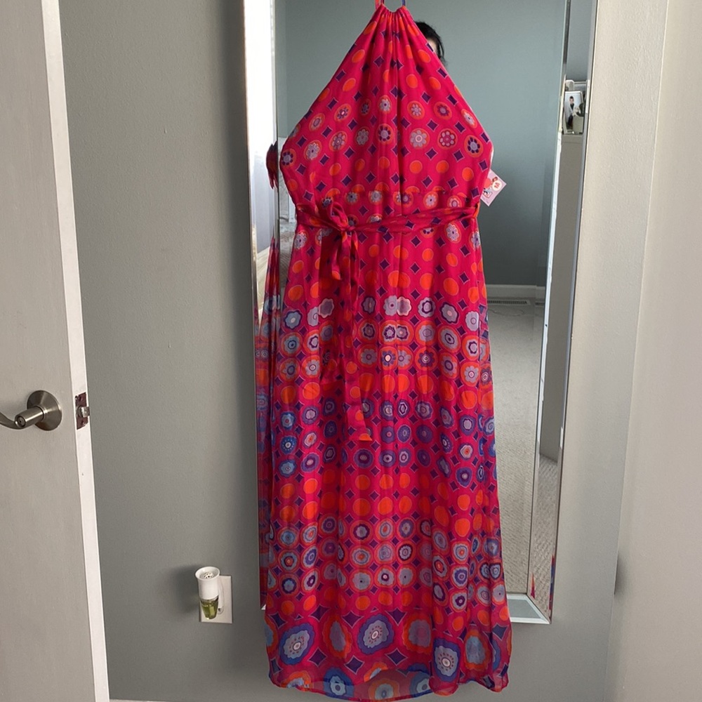 Stunning 100% silk dress.Very soft, light and comfortable.